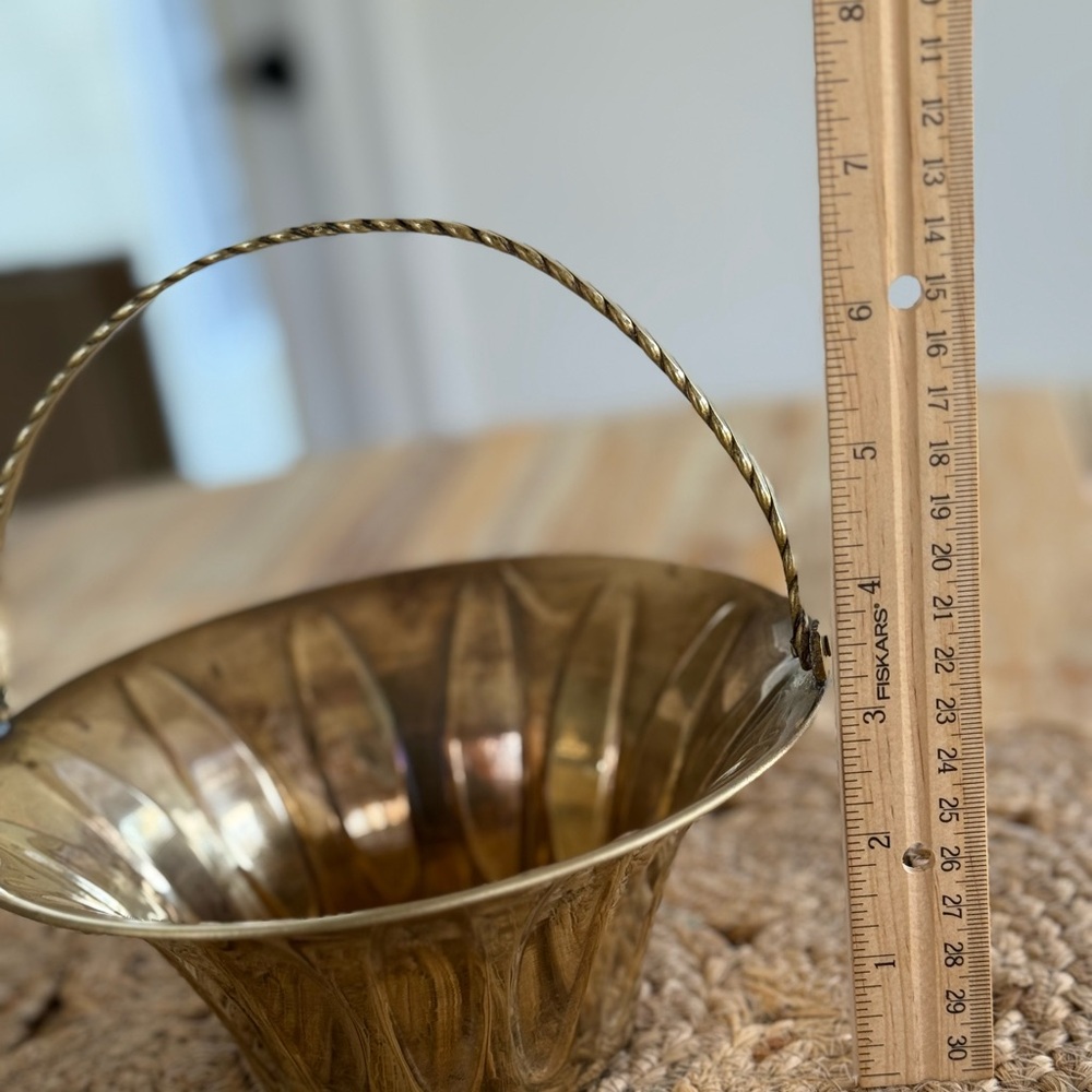 Vintage Brass Basket With Swiveling Handle - Picture 8 of 9